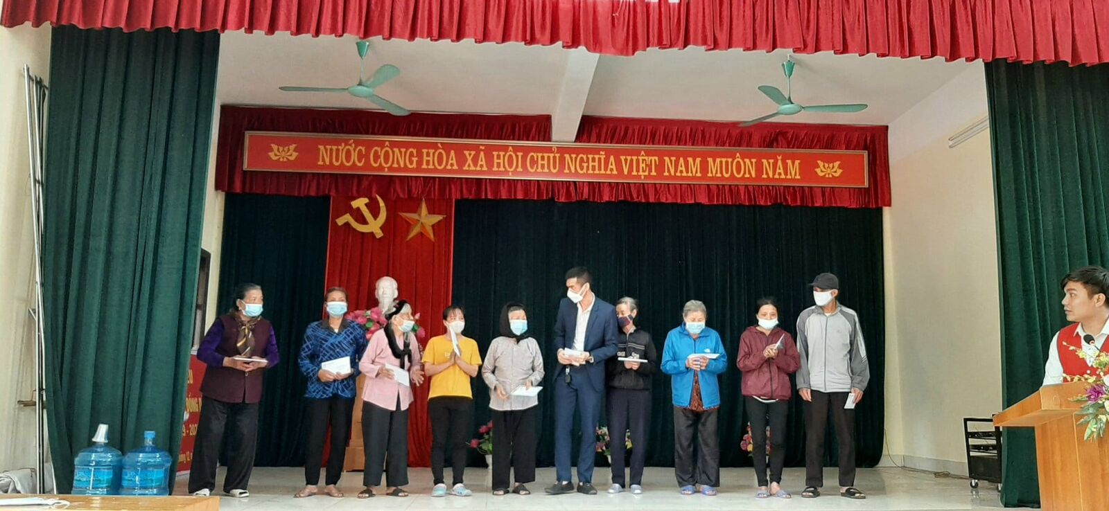 Với tinh thần “Tết yêu thương – Xuân nhân ái” Đông Hưng tặng quà cho bà con gặp hoàn cảnh khó khăn.
