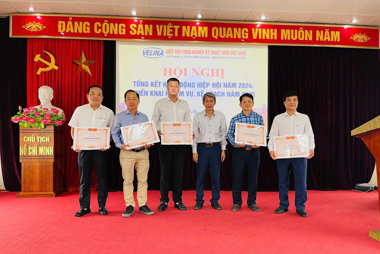 Công ty Cổ phần Công nghiệp Đông Hưng và các cán bộ công nhân viên vinh dự nhận Bằng khen của Hiệp hội Công nghiệp Kỹ thuật Điện Việt Nam và Bằng khen của Liên Đoàn Thương mại và Công nghiệp Việt Nam