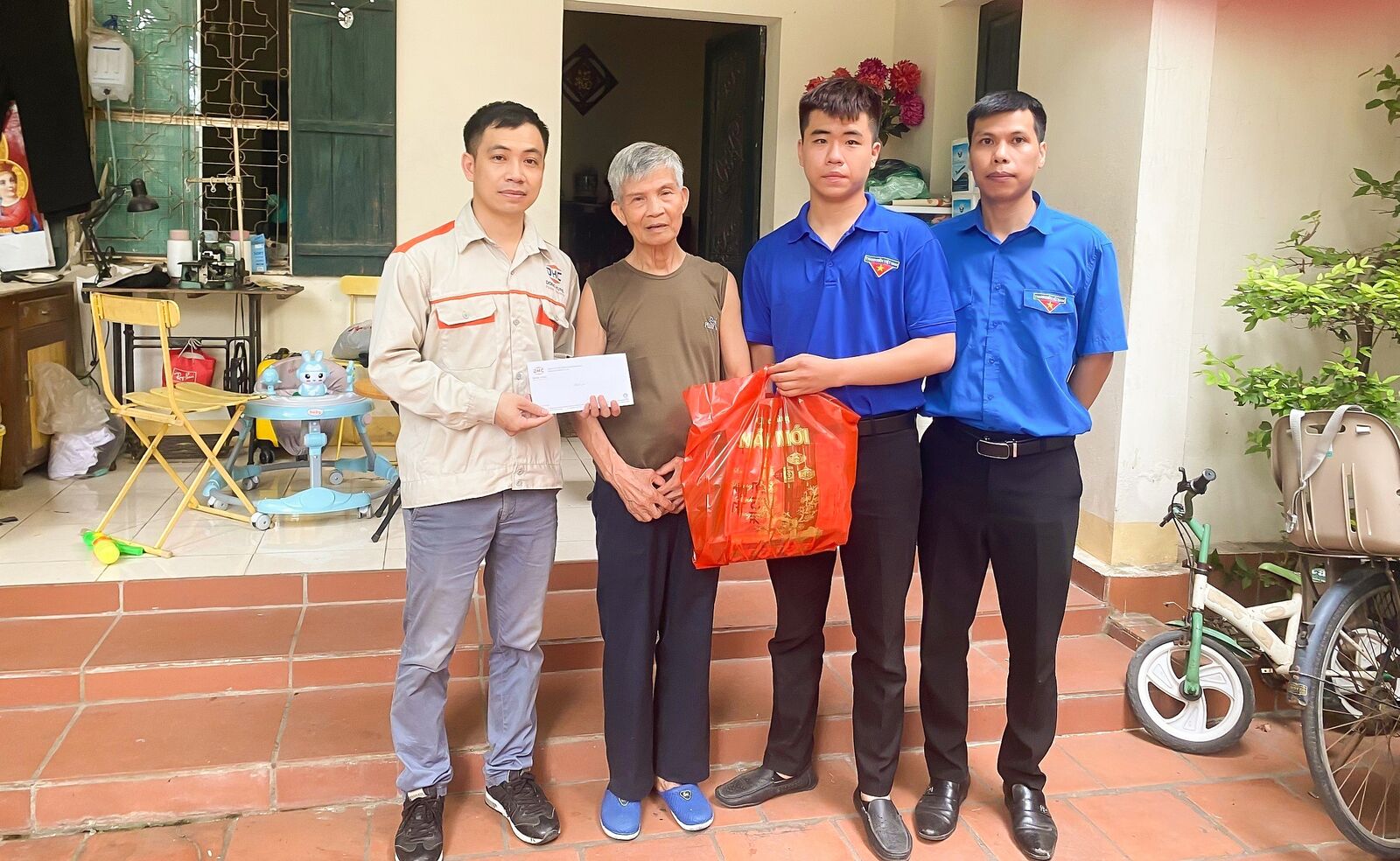 Công Ty CP Công Nghiệp Đông Hưng tặng quà tri ân kỉ niệm ngày “Thương binh liệt sỹ 27/7 năm 2023”