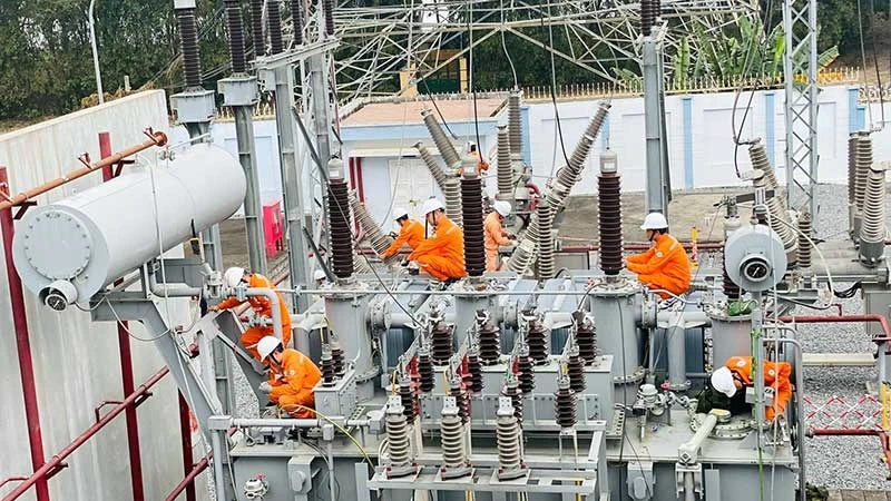 Huy động tổng lực, cung ứng đủ điện dịp cao điểm