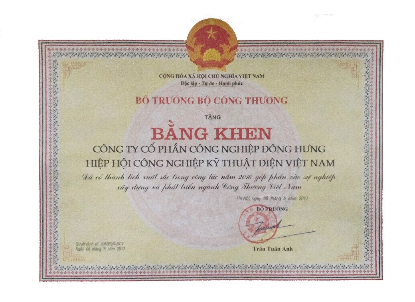 Bằng khen và chứng nhận Đông Hưng 8