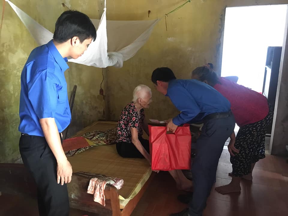 Hoạt động Đoàn TN: Kết hợp cùng Đoàn TN xã Dục Tú tặng quà tri ân kỷ niệm ngày 27/7 các năm 2017, 2019, 2020