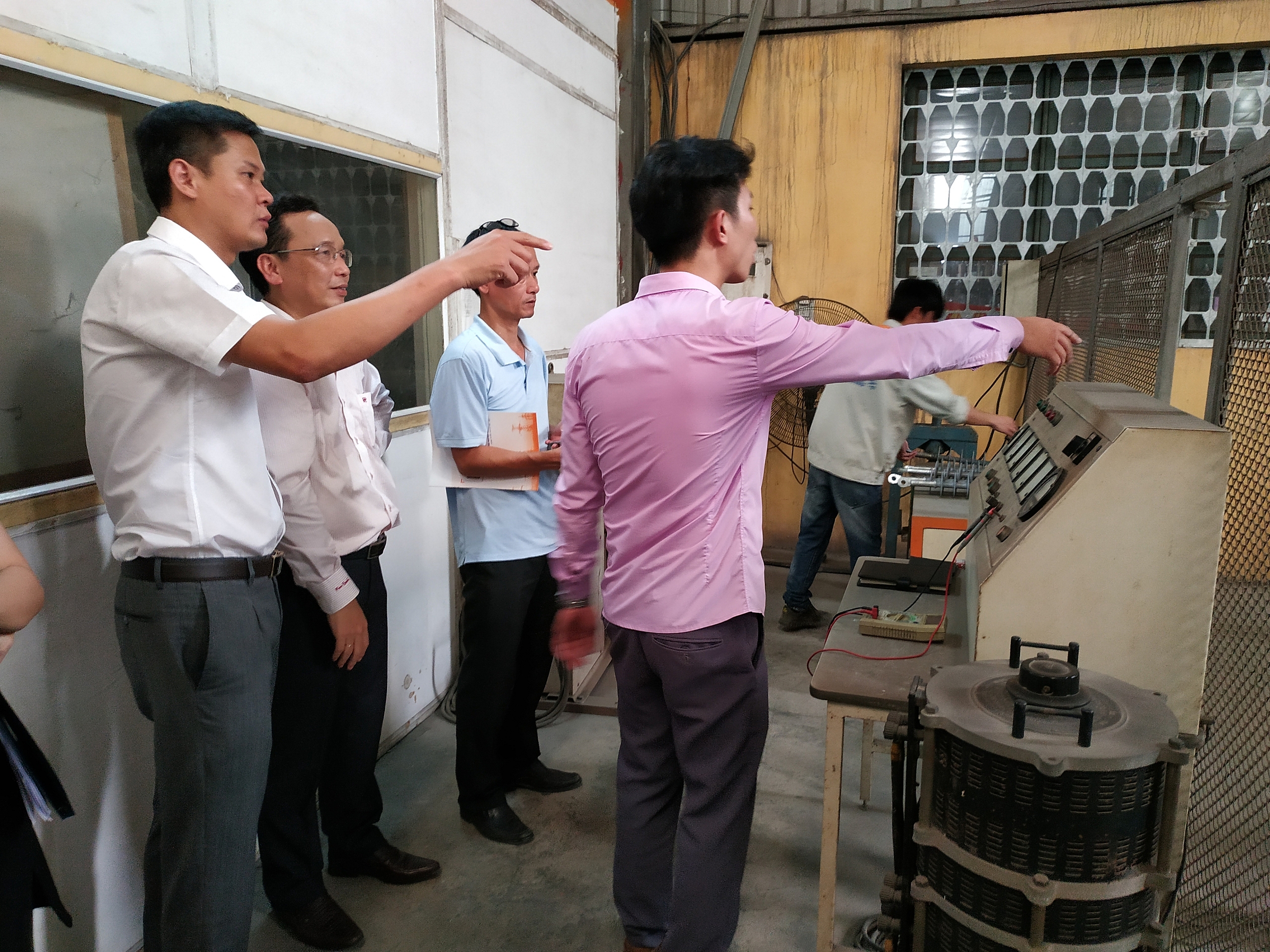Ban quản lý điện lực miền trung kiểm tra thí nghiệm sản phẩm tại công ty Đông Hưng