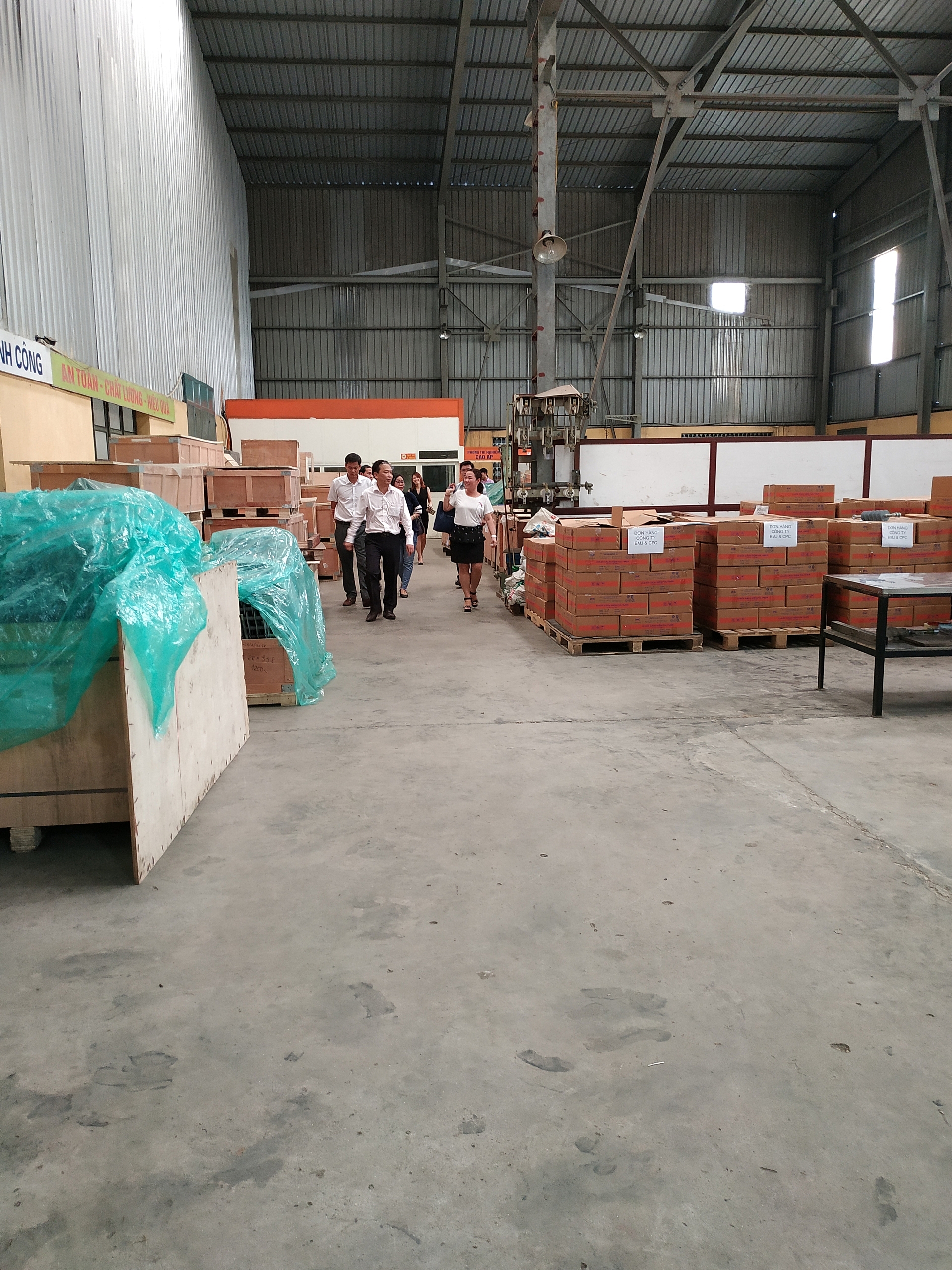 Ban quản lý điện lực miền trung kiểm tra thí nghiệm sản phẩm tại công ty Đông Hưng