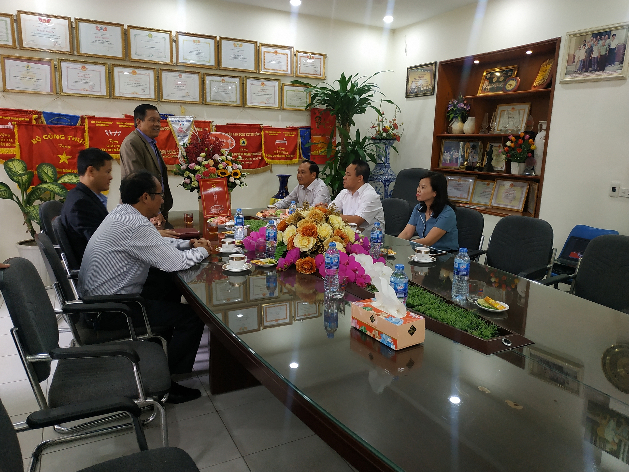 Lãnh đạo huyện và đảng ủy khối doanh nghiệp huyện Đông Anh thăm công ty