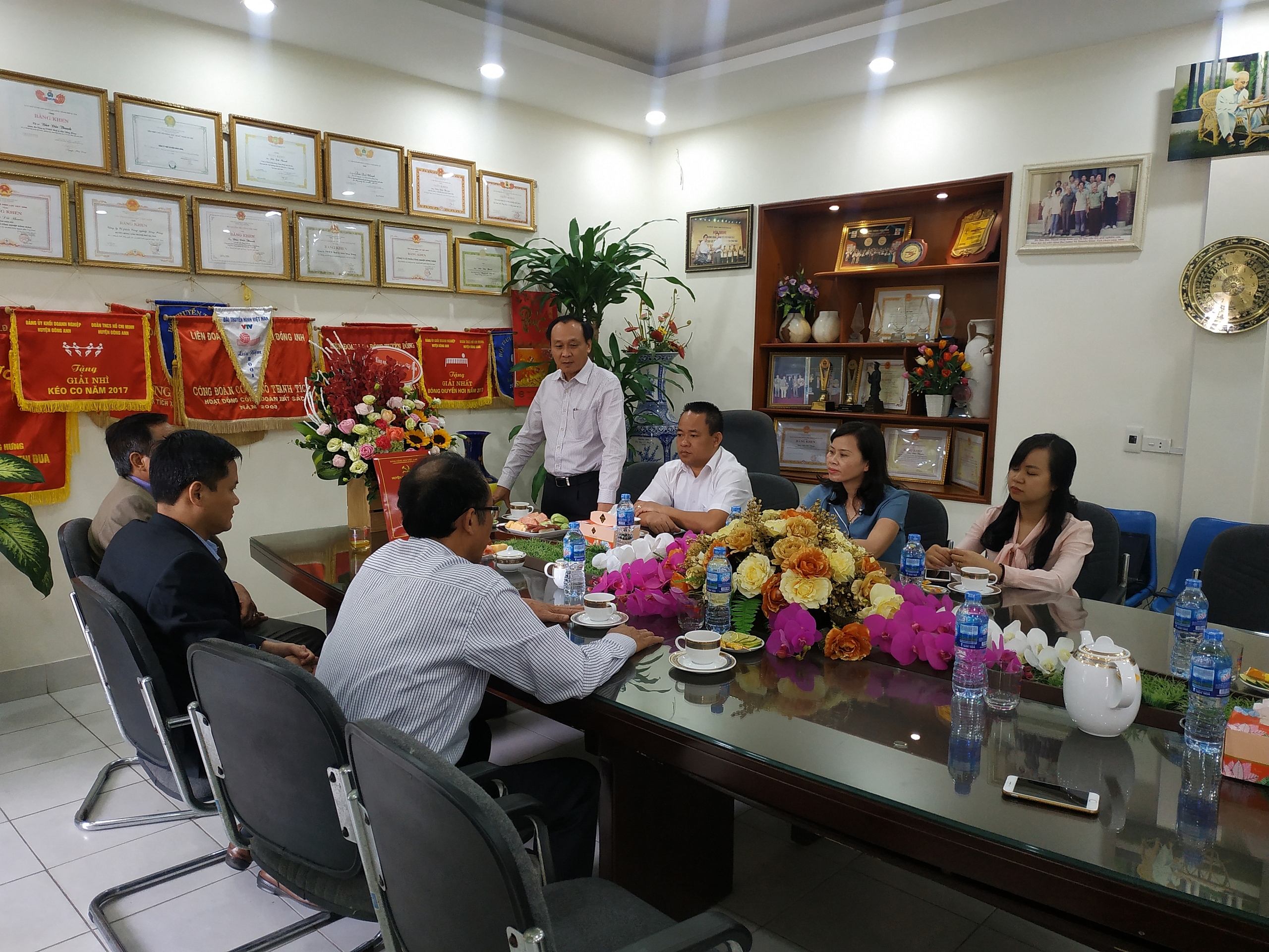 Lãnh đạo huyện và đảng ủy khối doanh nghiệp huyện Đông Anh thăm công ty