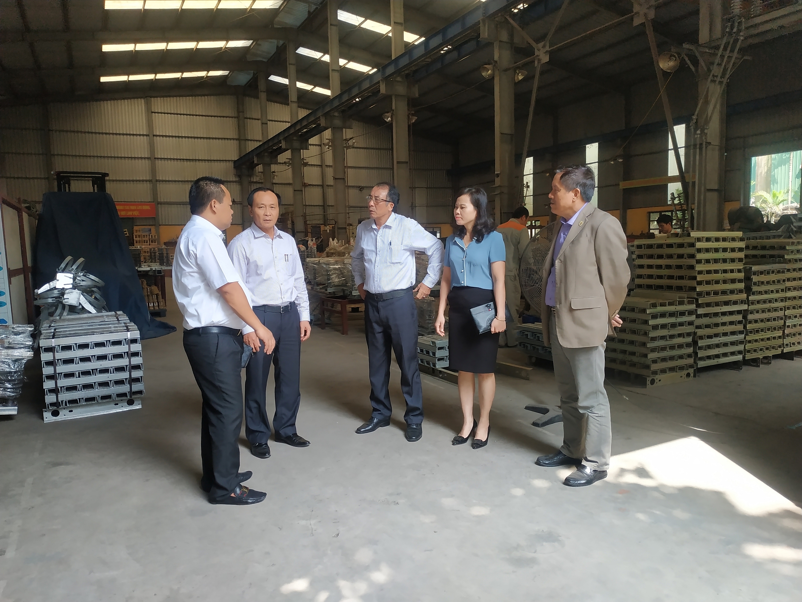 Lãnh đạo huyện và đảng ủy khối doanh nghiệp huyện Đông Anh thăm công ty