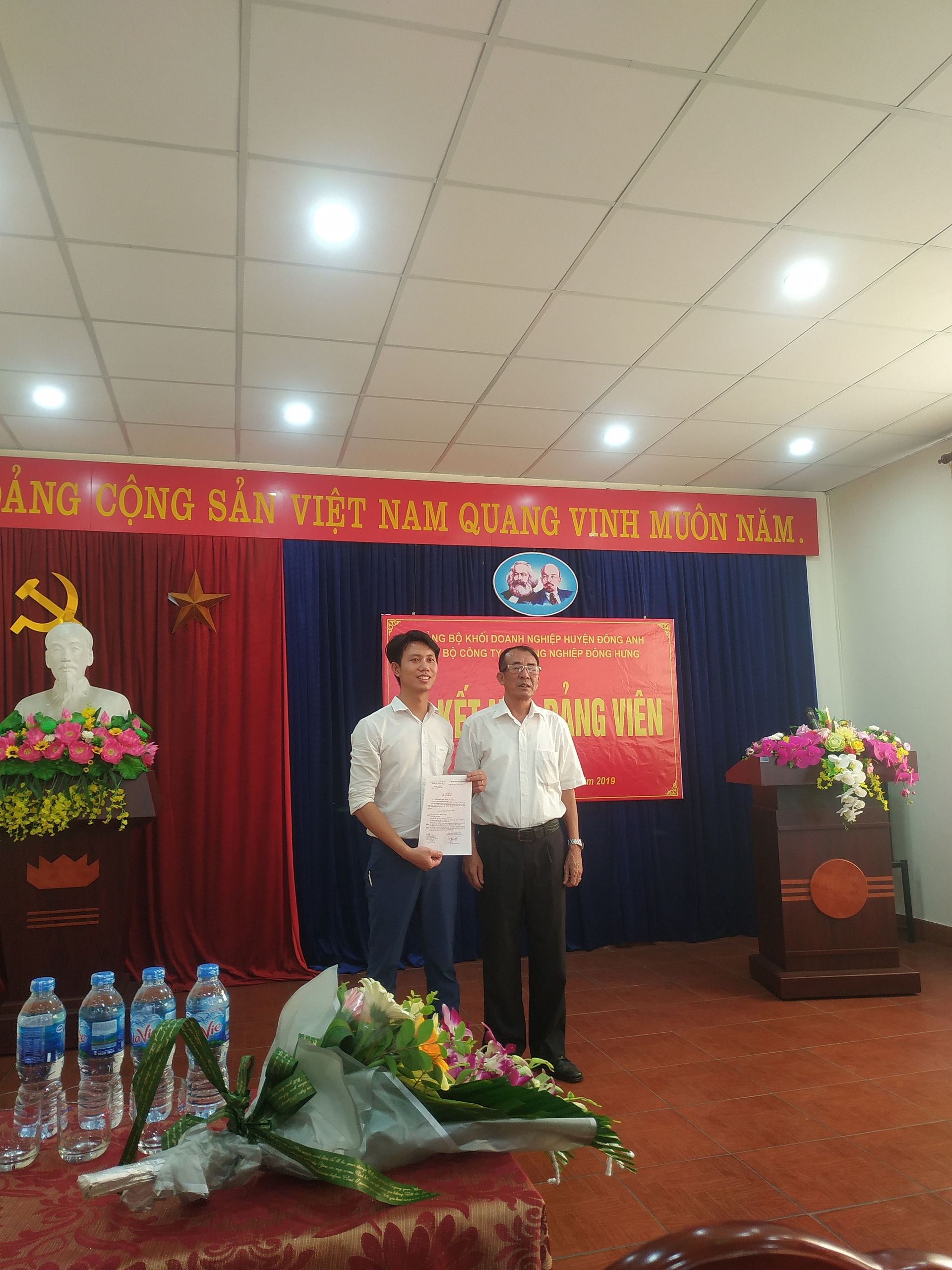 CHI BỘ TỔ CHỨC LỄ KẾT NẠP ĐẢNG VIÊN