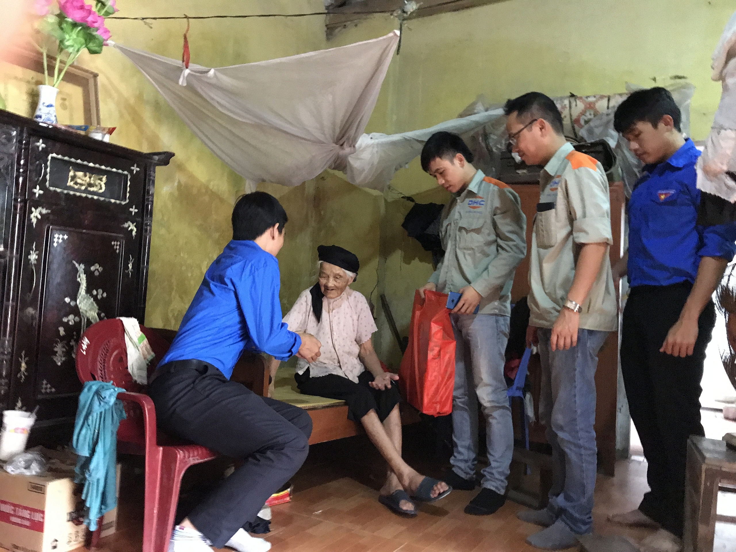 Hoạt động Đoàn TN: Kết hợp cùng Đoàn TN xã Dục Tú tặng quà tri ân kỷ niệm ngày 27/7 các năm 2017, 2019, 2020