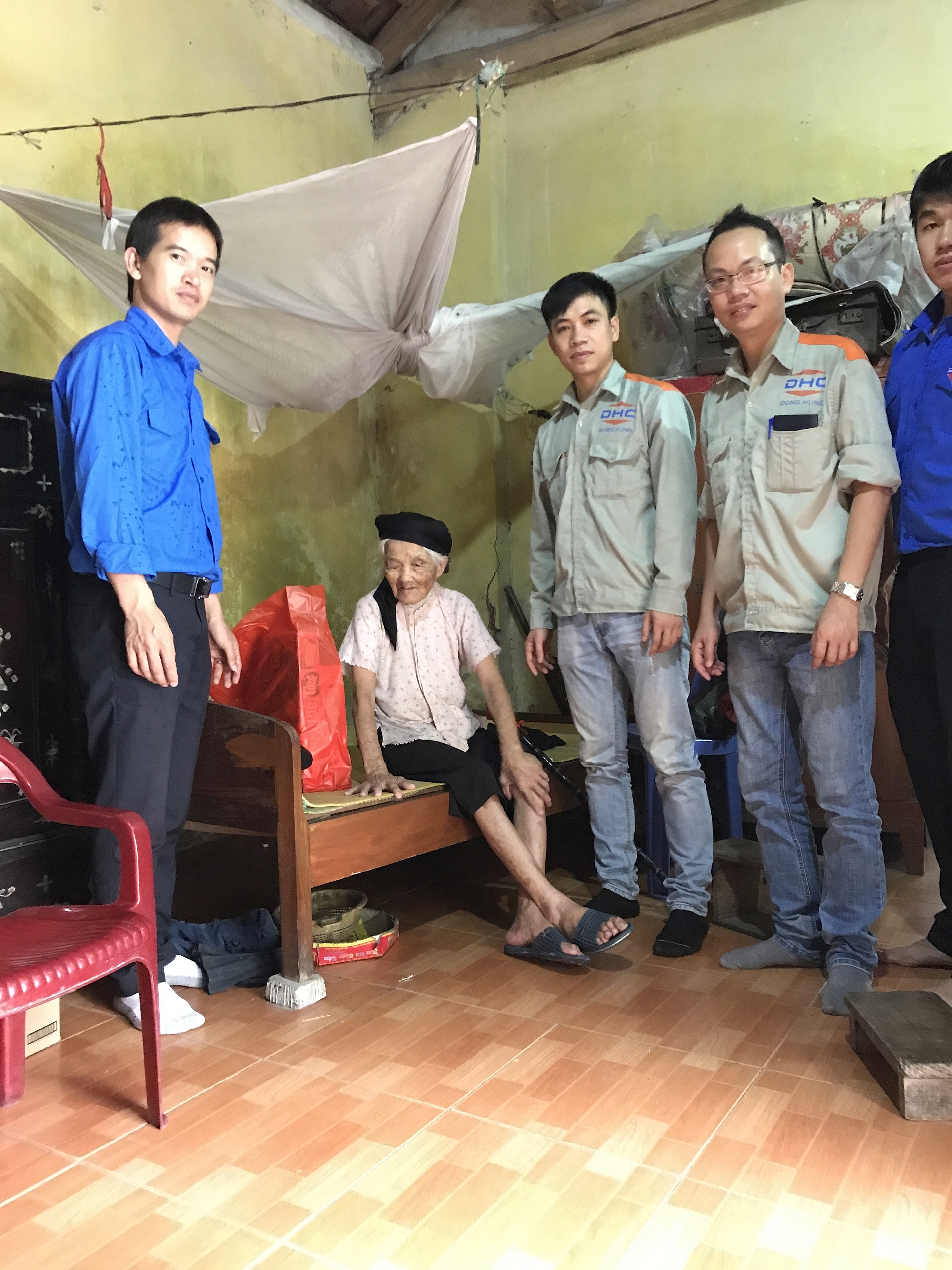 Hoạt động Đoàn TN: Kết hợp cùng Đoàn TN xã Dục Tú tặng quà tri ân kỷ niệm ngày 27/7 các năm 2017, 2019, 2020