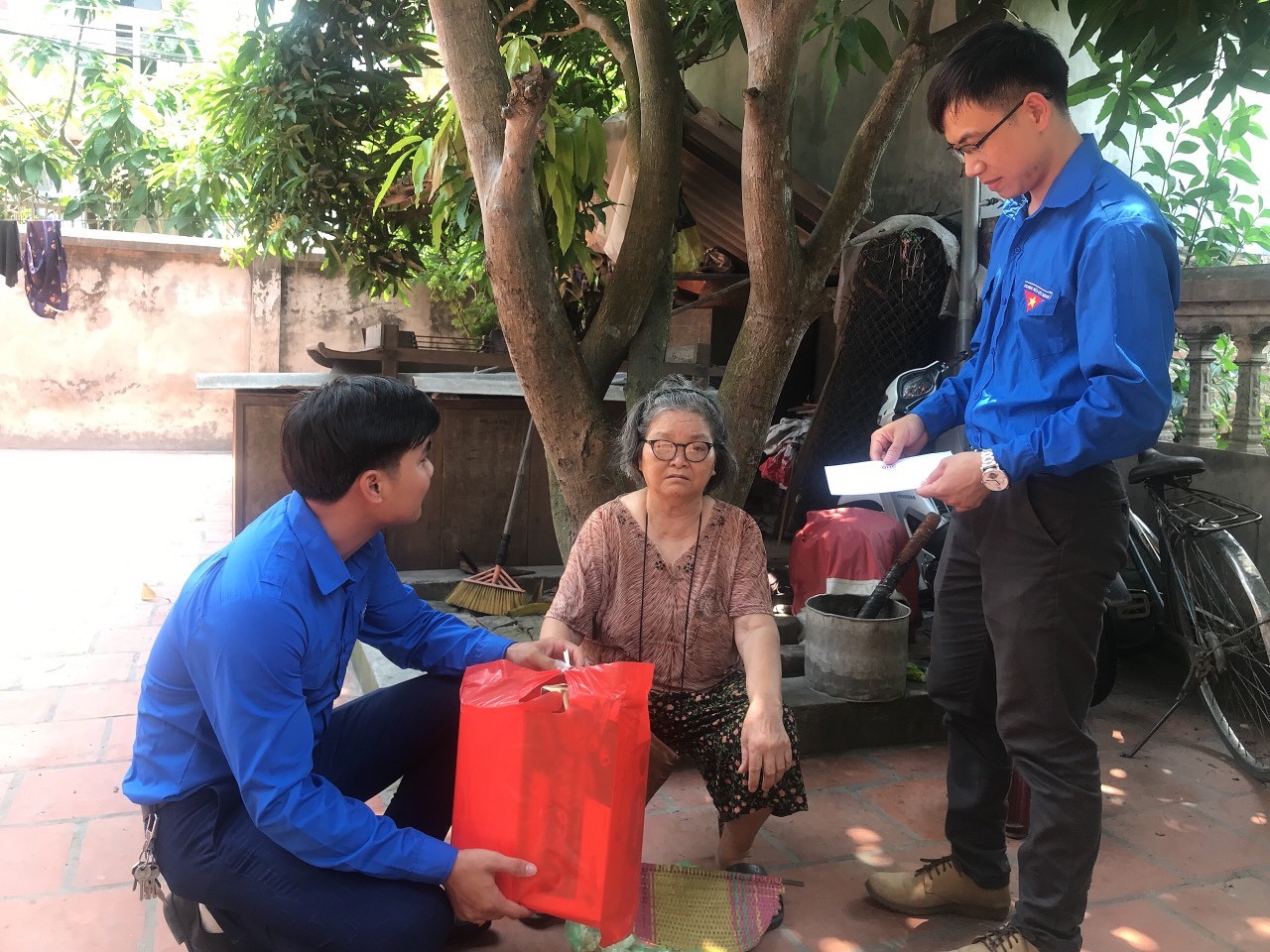 Hoạt động Đoàn TN: Kết hợp cùng Đoàn TN xã Dục Tú tặng quà tri ân kỷ niệm ngày 27/7 các năm 2017, 2019, 2020