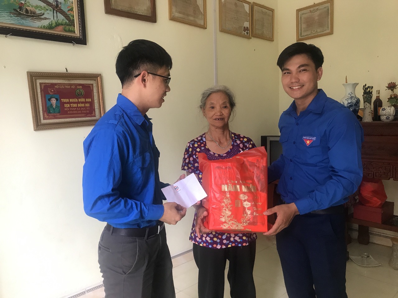 Hoạt động Đoàn TN: Kết hợp cùng Đoàn TN xã Dục Tú tặng quà tri ân kỷ niệm ngày 27/7 các năm 2017, 2019, 2020