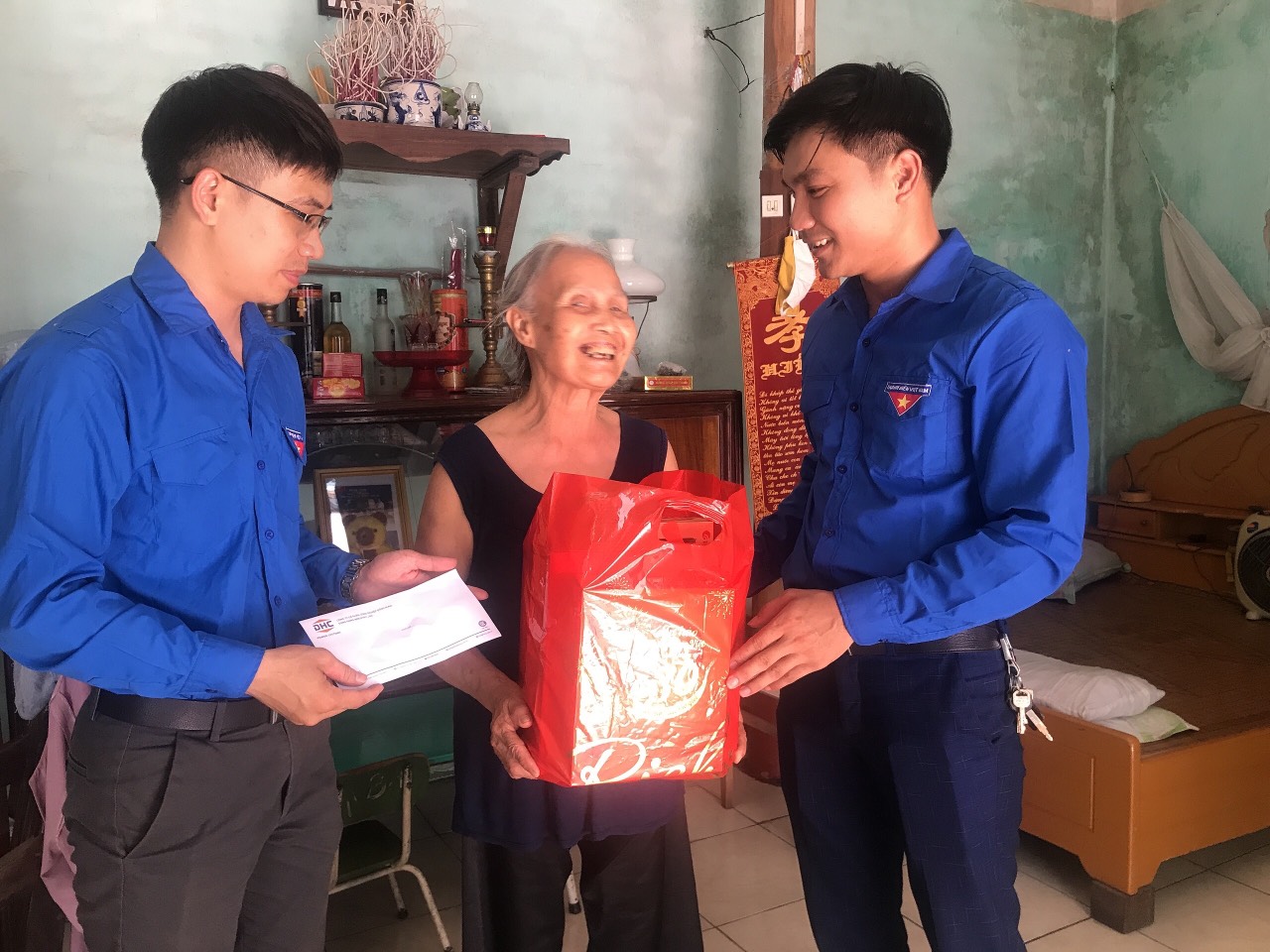 Hoạt động Đoàn TN: Kết hợp cùng Đoàn TN xã Dục Tú tặng quà tri ân kỷ niệm ngày 27/7 các năm 2017, 2019, 2020